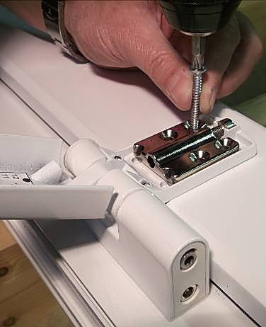 Outer holes — short screws